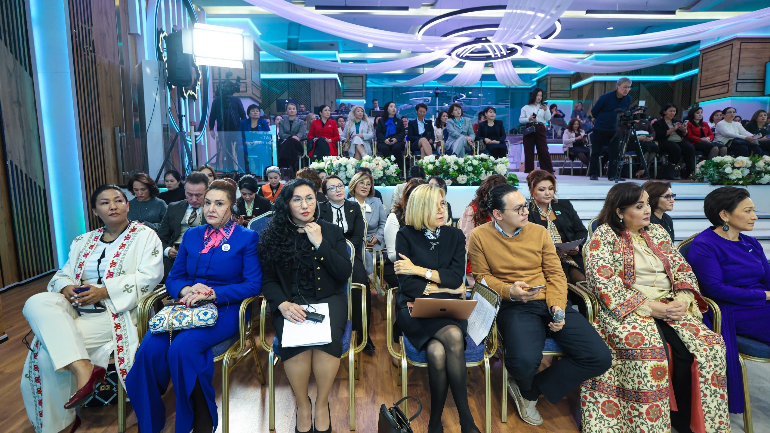 Аладдин мультфильмнен секс Жасминді трахает Қайын енелермен орысша секс